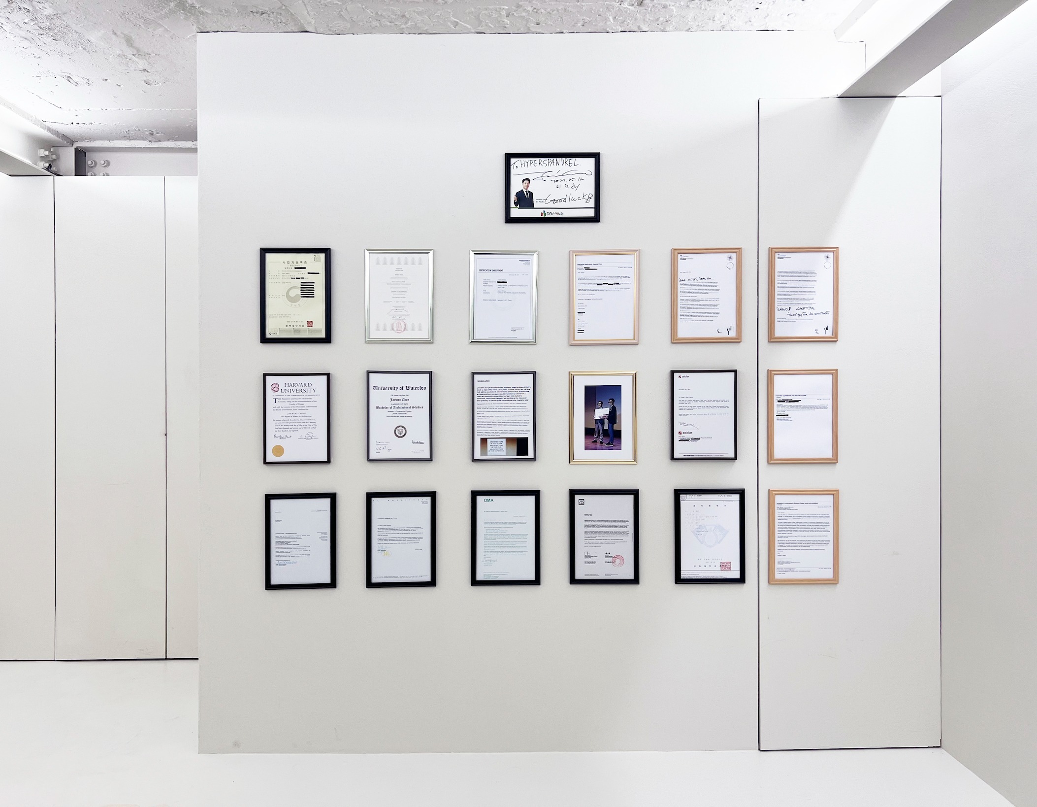 굿럭 · 액자에 프린트, 가변설치 · 2022 · Good Luck · 하이퍼스팬드럴 · HYPERSPANDREL · (출처 푸시투엔터, 촬영 온아트스튜디오)