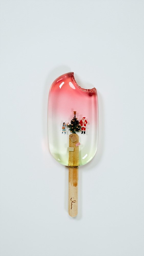 Colored epoxy resin · human miniature, wood · 6.5ⅹ17.5 x 2 cm · 2022 · Colored epoxy resin · human miniature, wood · 이여름 · Lee Yeoreum · (출처 = 비트리 갤러리) · (Source = b-tree gallery)