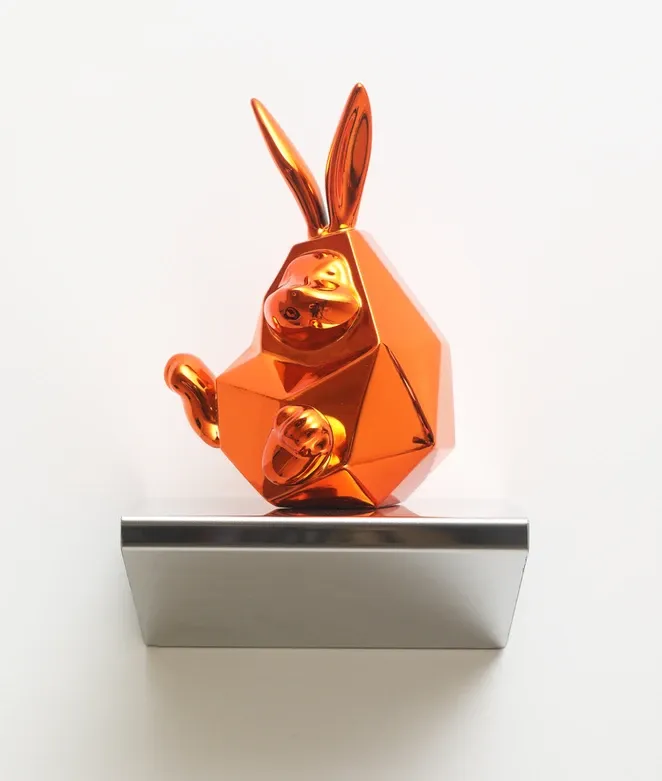 standard animal-캔디바니 · 레진, 크롬도금 · 12×12×14cm · 2021 · Joo Yejin · (이미지 출처 = 충무로 갤러리) · (Source = chungmuro gallery)
