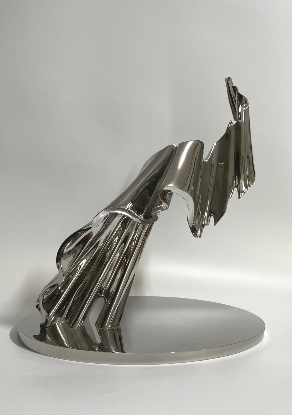 Symbol of Memory · Stainless steel · 550x300x600mm · 2022 · Symbol of Memory · Stainless steel · 박현주 · Park Hyunjoo · (이미지 출처 = 하랑갤러리) · (Source = Harang Gallery)
