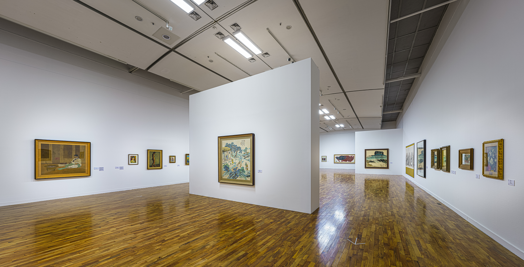 전시전경 · Exhibition view · (출처 = 부산시립미술관) · (Source = Busan Museum of Art)