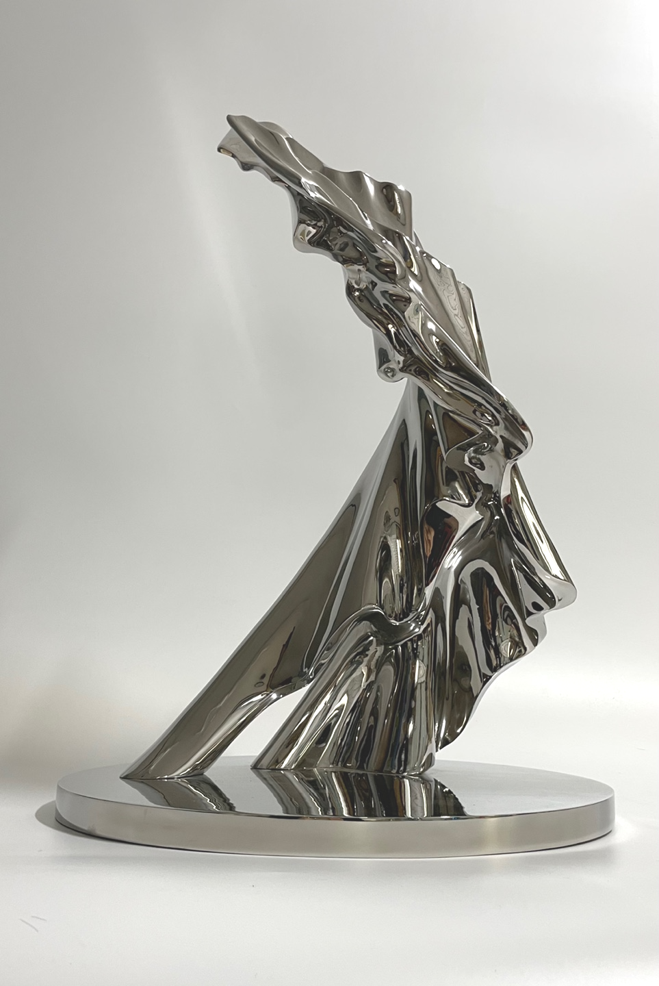 Symbol of Memory · Stainless steel · 400x350x600mm · 2022 · Symbol of Memory · Stainless steel · 박현주 · Park Hyunjoo · (이미지 출처 = 하랑갤러리) · (Source = Harang Gallery)
