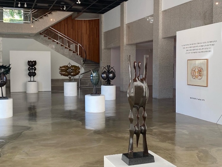 전시전경 · Exhibition view · (이미지 출처 = 창원시립마산문신미술관) · (Source = Changwon Moonshin Museum of Art)