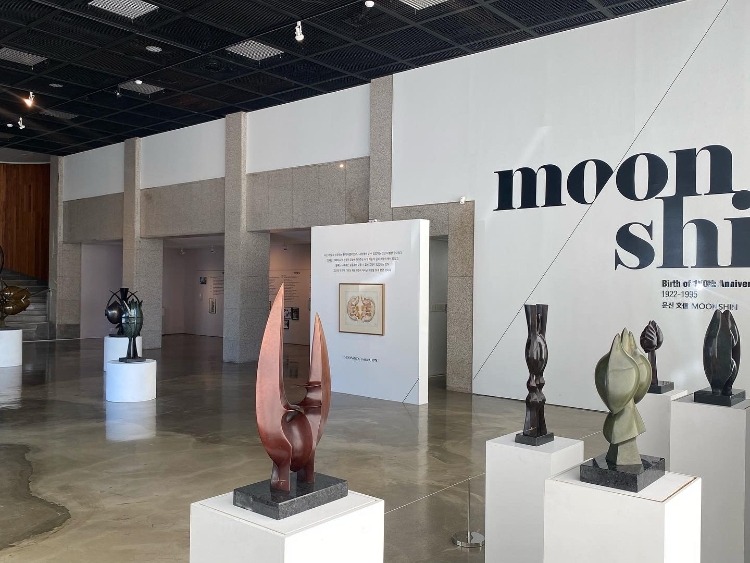 전시전경 · Exhibition view · (이미지 출처 = 창원시립마산문신미술관) · (Source = Changwon Moonshin Museum of Art)