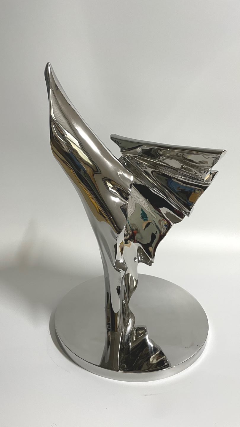 Symbol of Memory · Stainless steel · 350x350x550mm · 2022 · Symbol of Memory · Stainless steel · 박현주 · Park Hyunjoo · (이미지 출처 = 하랑갤러리) · (Source = Harang Gallery)