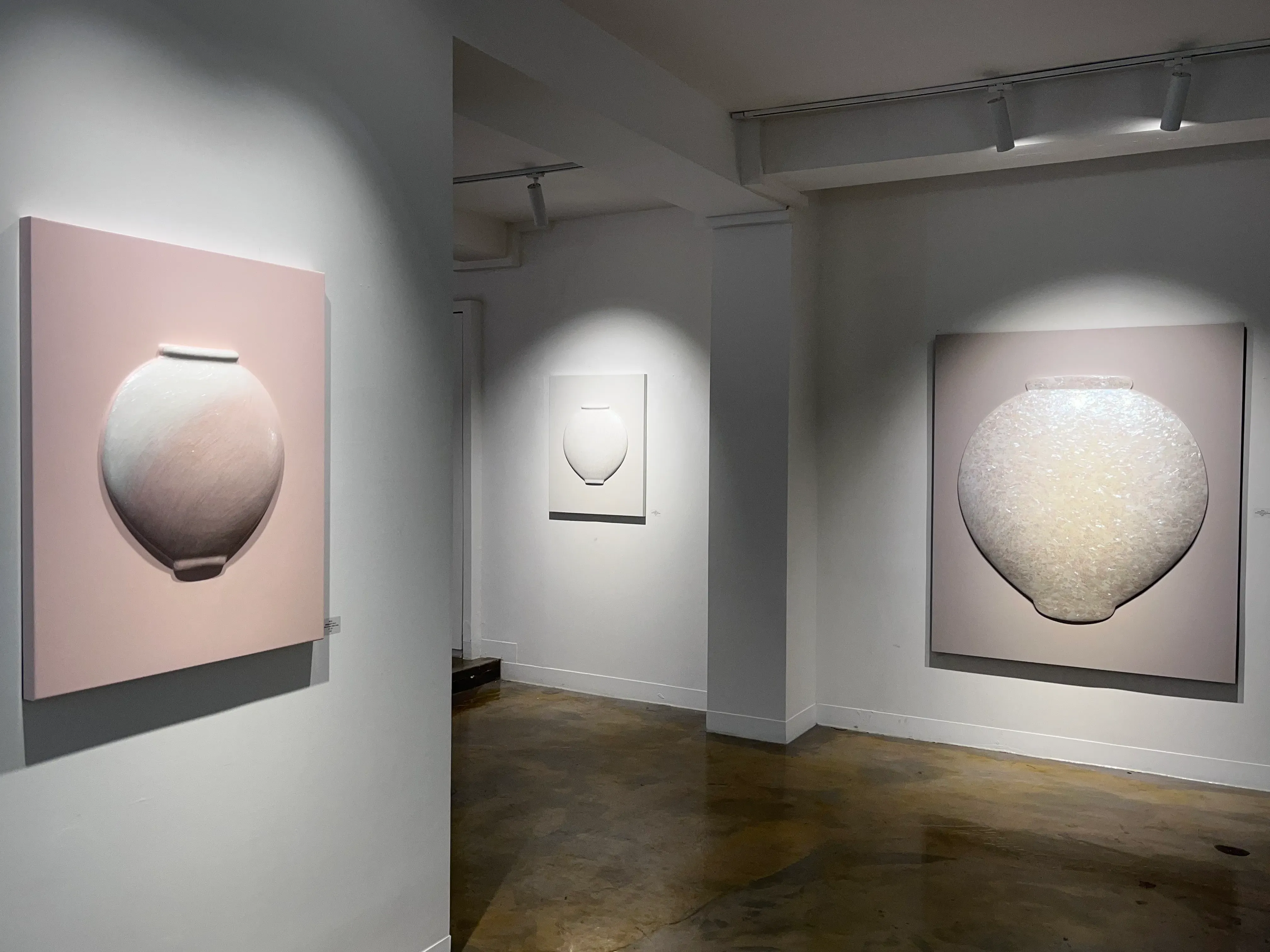 전시전경 · Exhibition view · (이미지 출처 = 크리스앤코) · (Source = Chriss&Co)