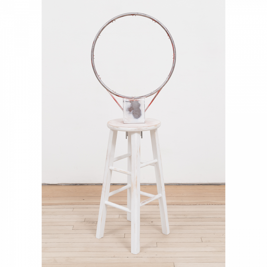 Trace Elements · Basketball rim and wooden stool · 138.4 x 50.8 x 50.8 cm · 2022 · Trace Elements · Basketball rim and wooden stool · 타이럴 윈스턴 · Tyrrell Winston · (이미지 출처 = 가나아트) · (Source = ganaart)