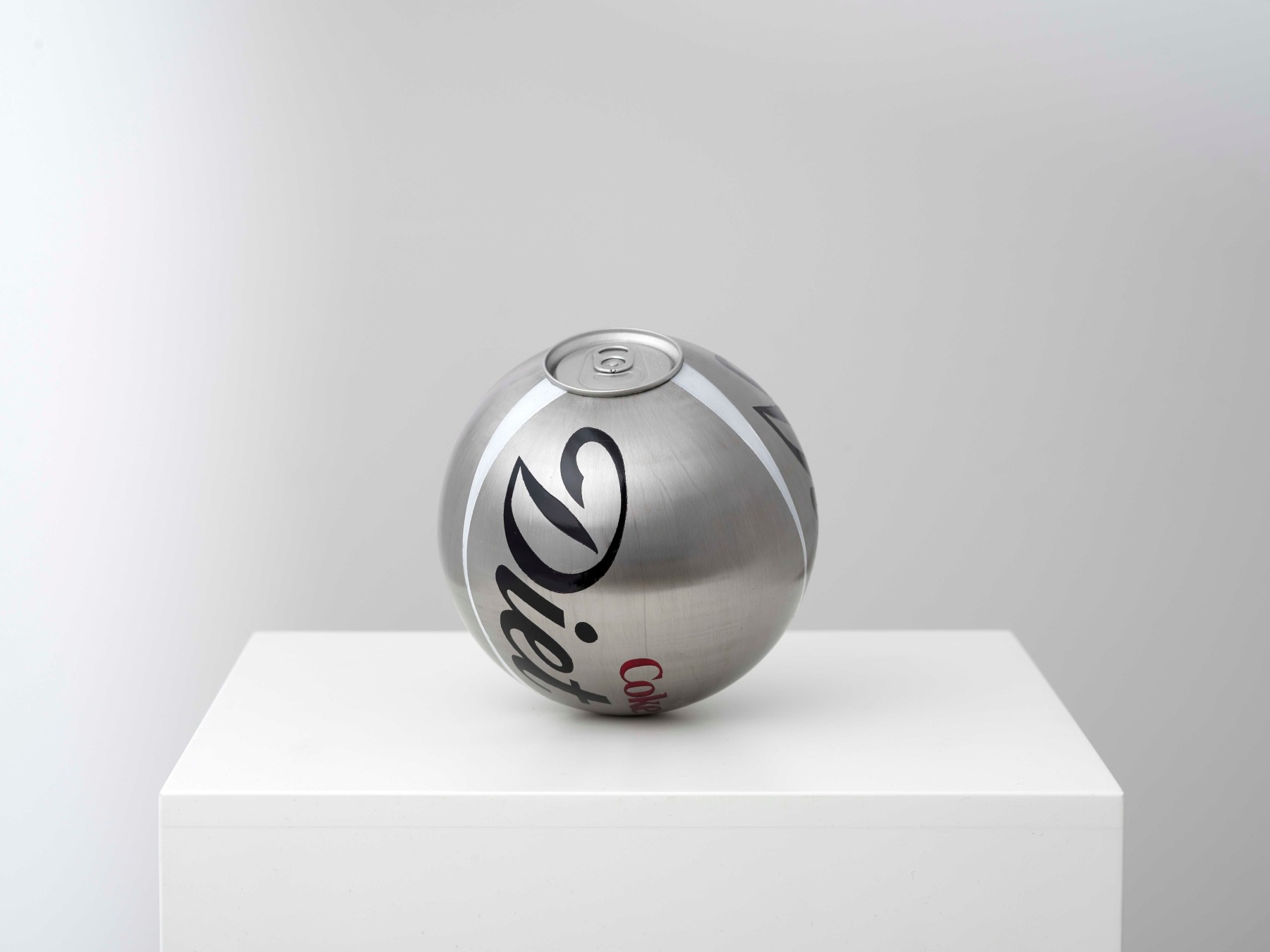 Fat coke(diet) · Stainless steel, aluminum, paint · 15 x 15 x 15 cm · 2018 · Fat coke(diet) · Stainless steel, aluminum, paint · 이원우 · Wonwoo Lee · Courtesy of the artist & PKM Gallery. (출처 = PKM 갤러리) · Courtesy of the artist & PKM Gallery. (Source = PKM Gallery)