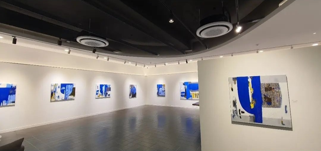 전시전경 · Exhibition view · (이미지 출처 = m갤러리카페) · (Source = M Gallery Cafe)