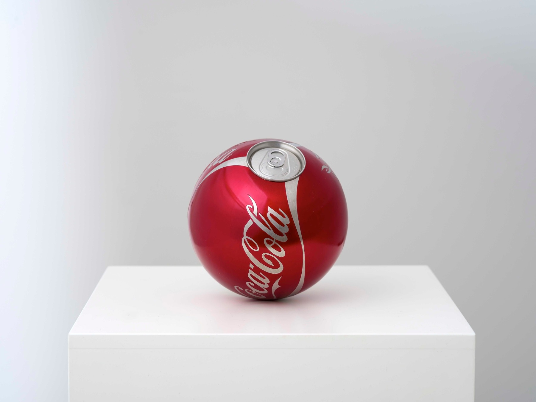 Fat coke · Stainless steel, aluminum, paint · 15 x 15 x 15 cm · 2017 · Fat coke · Stainless steel, aluminum, paint · 이원우 · Wonwoo Lee · Courtesy of the artist & PKM Gallery. (출처 = PKM 갤러리) · Courtesy of the artist & PKM Gallery. (Source = PKM Gallery)