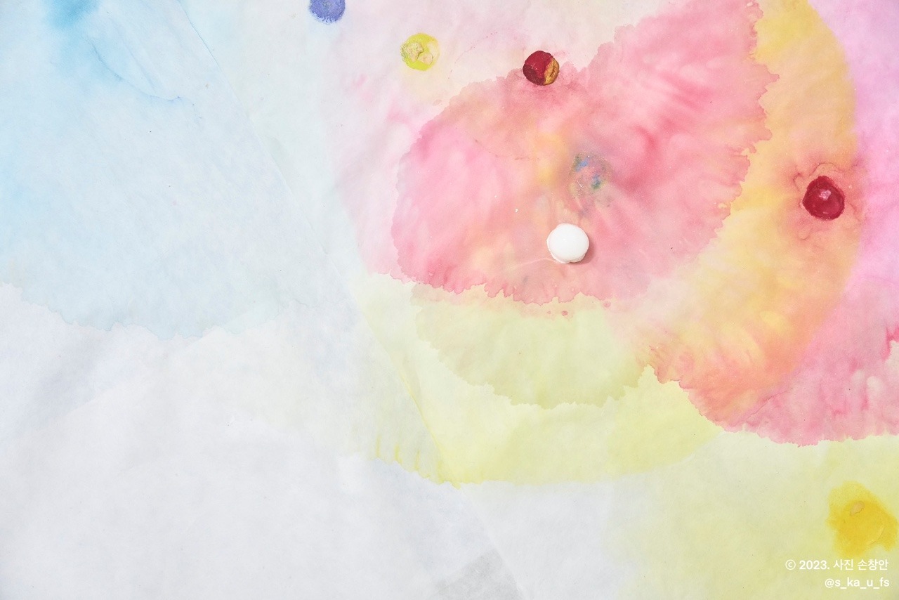 전시전경 · Exhibition view · Coloer Map #1026 부분 한지에 석채안료 얼음볼 2023 (이미지 제공 = 아트 시냅스) · (Source = Art Synapse)