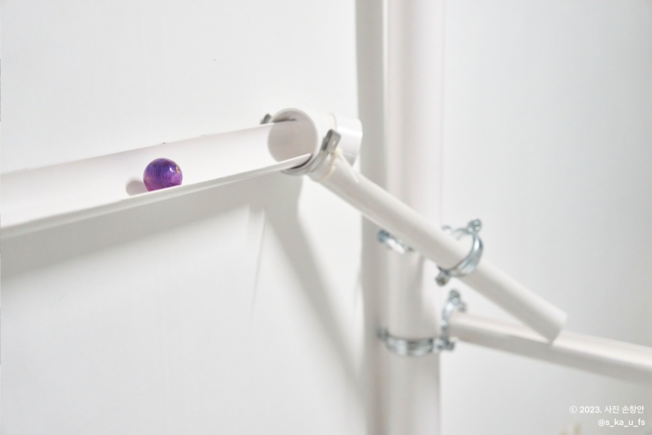 전시전경 · Exhibition view · Coloer Map PVC 파이프 설치 이미지 2023 (이미지 제공 = 아트 시냅스) · (Source = Art Synapse)