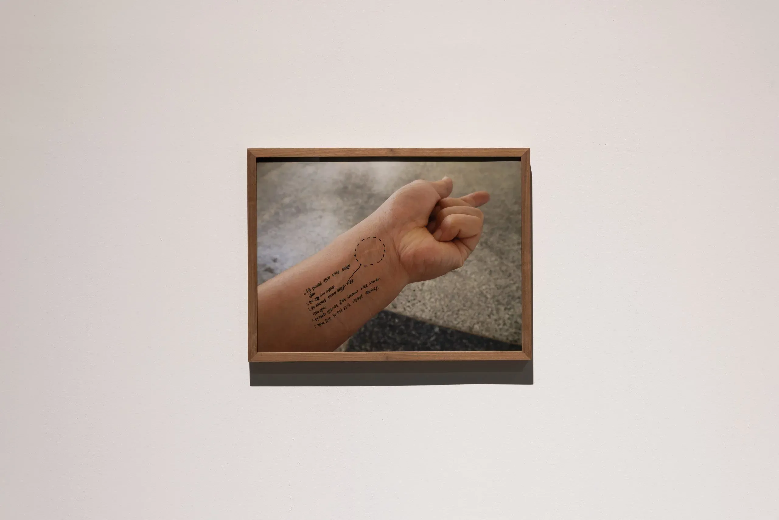 퍼포머를 위한 디렉션 · 사진, 디지털 C-프린트 · 37 × 50 cm · 2014 · 진시우 · (이미지출처 = 백남준아트센터) · (Source = NAM JUNE PAIK ART CENTER)
