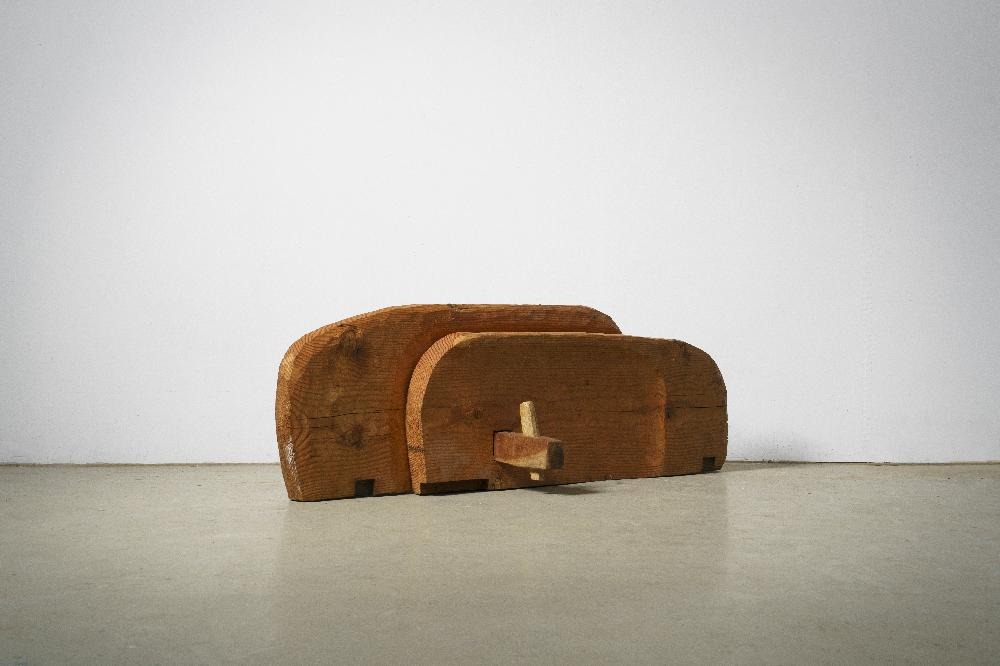목신-9028 · 나무 · 59×156×35cm · 1990 · 심문섭 · Shim Moonseup · (이미지 출처 = 경남도립미술관) · (Source = gyeongnam Art Museum)