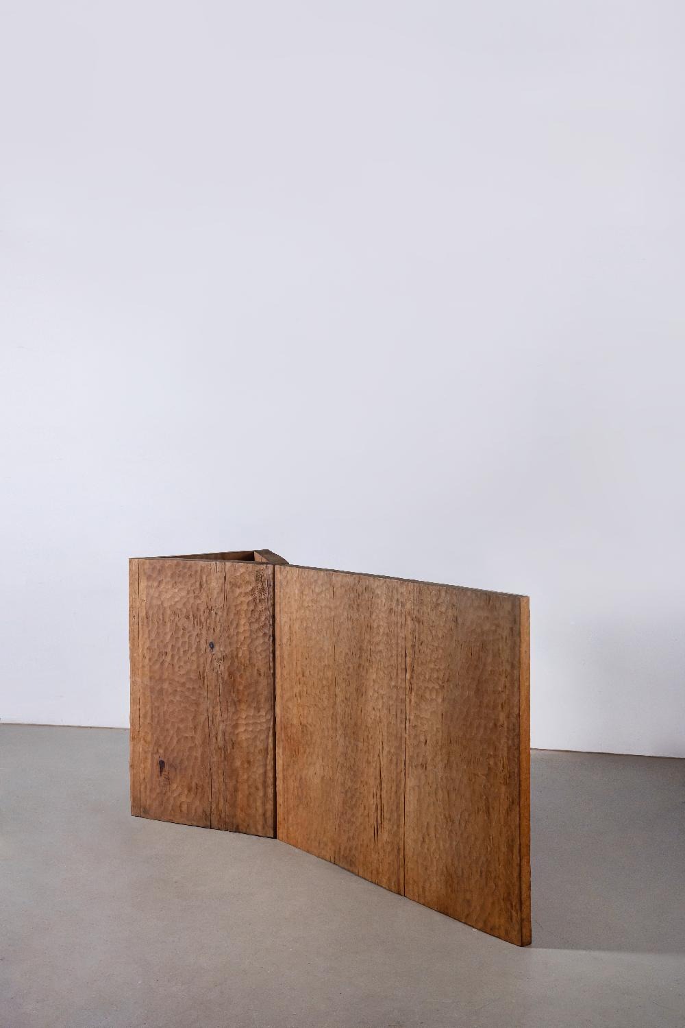 메타포 · 나무, 철 · 127×252×80cm · 1996 · 심문섭 · Shim Moonseup · (이미지 출처 = 경남도립미술관) · (Source = gyeongnam Art Museum)