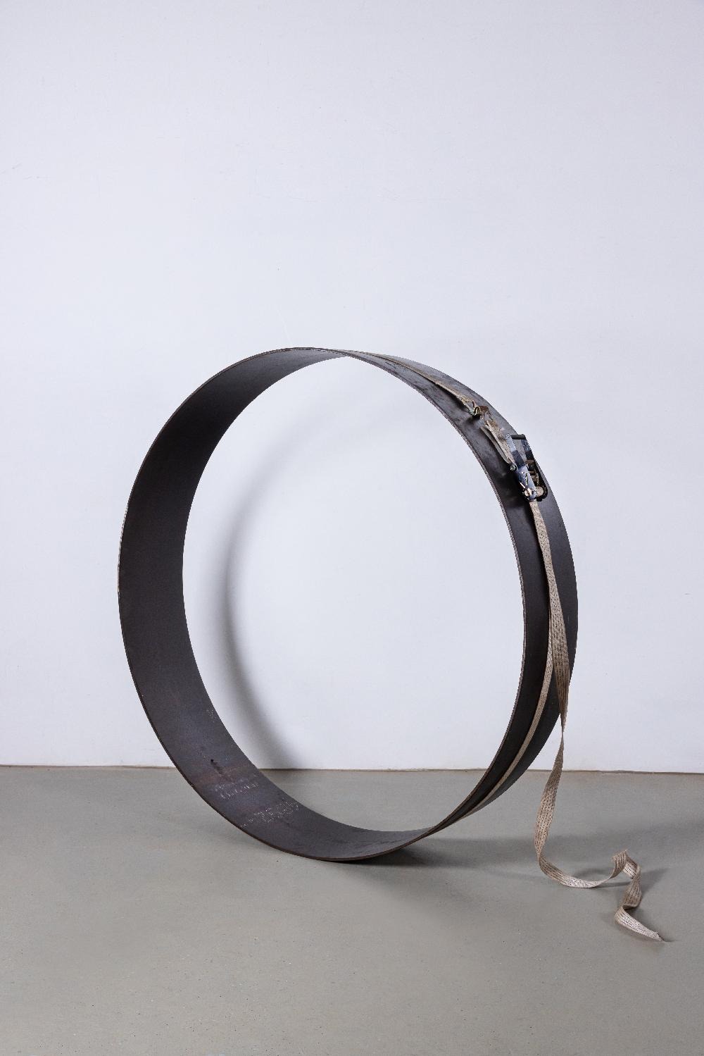 반추 · 철, 나일론끈 · 230×230×40cm · 2023 · 심문섭 · Shim Moonseup · (이미지 출처 = 경남도립미술관) · (Source = gyeongnam Art Museum)