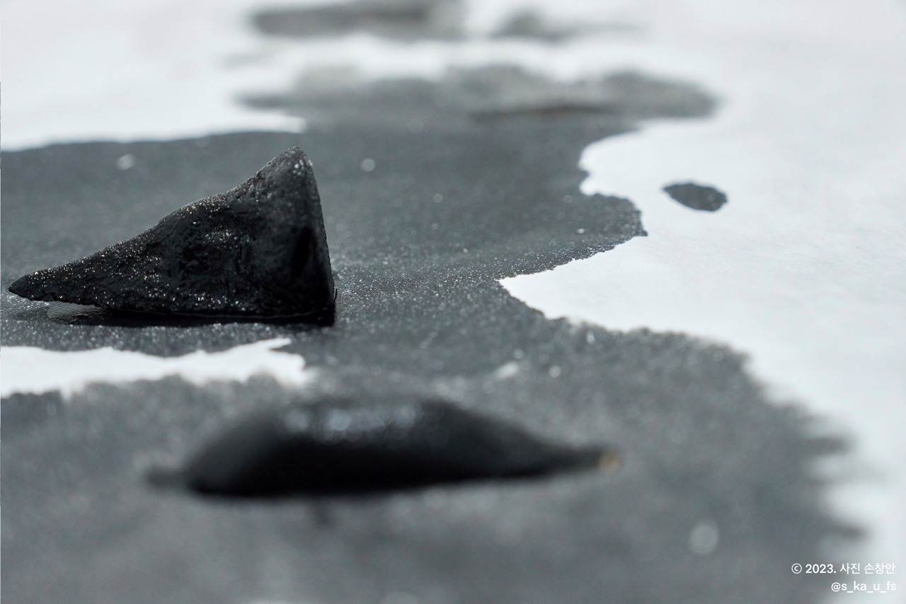 전시전경 · Exhibition view · Snow on 비치 #48305 설치이미지 2023 (이미지 제공 = 아트 시냅스) · (Source = Art Synapse)