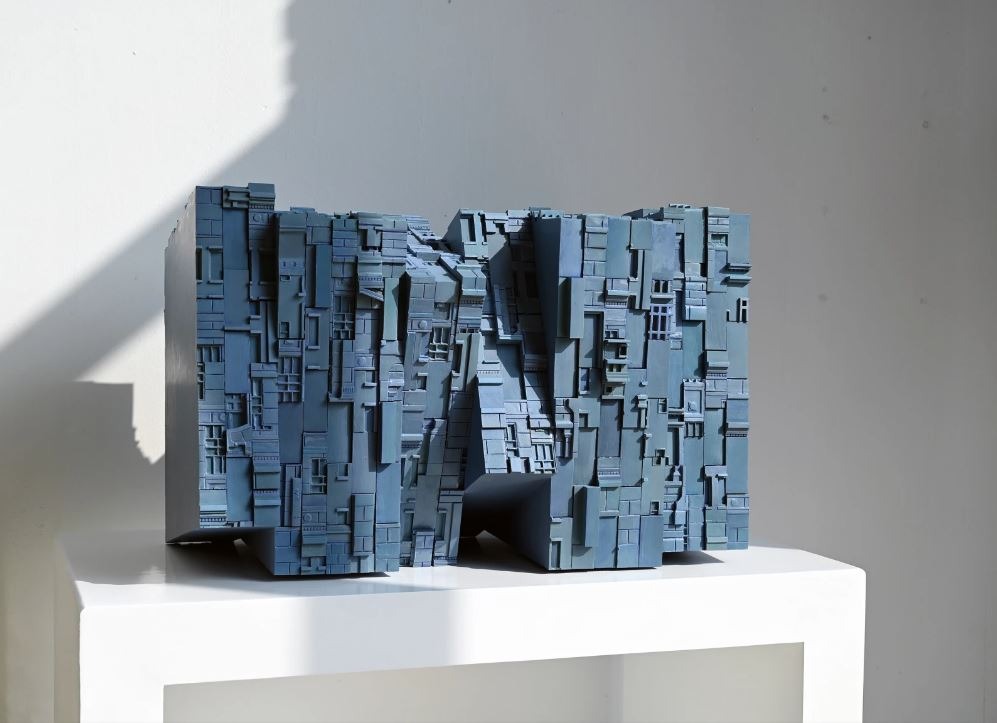 PATTERN GB #220720 · urethane resin, wood frame, oil paint, urethane paint · 45(h) x 70(w) x 47(d) cm, pedestal: 70(h) x 98(w) x 55(d) cm · 2022 · PATTERN GB #220720 · urethane resin, wood frame, oil paint, urethane paint · 김상균 · KIM SANGGYUN · (이미지 제공 = 갤러리바톤) · (Image Source = gallerybaton)