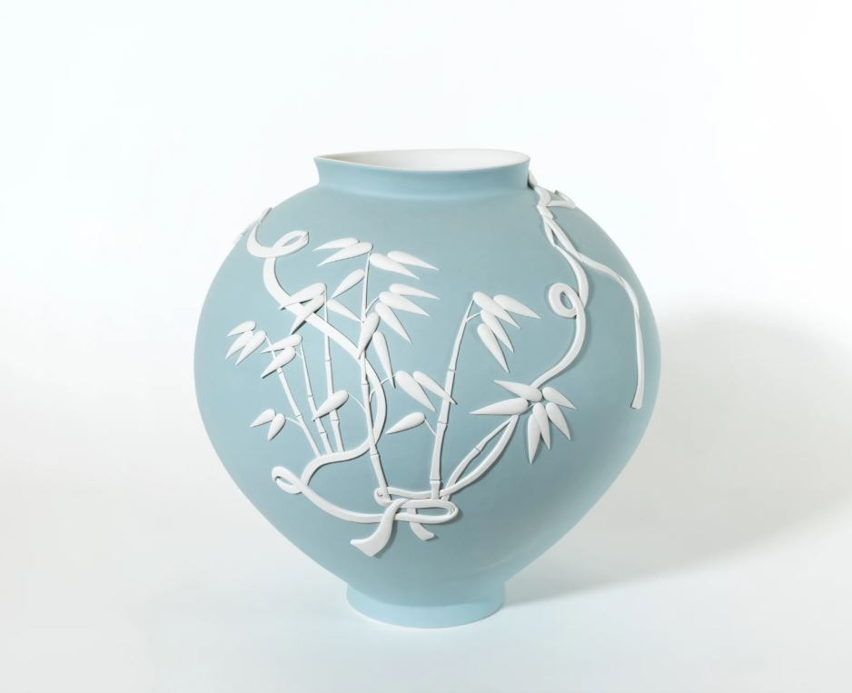 MOONJAR #2 · porcelain · 32.5x34.5x34cm · 2022 · MOONJAR #2 · porcelain · 신동원 · Dongwon Shin · (이미지 출처  = 아트파크) · (Source = ART PARK)