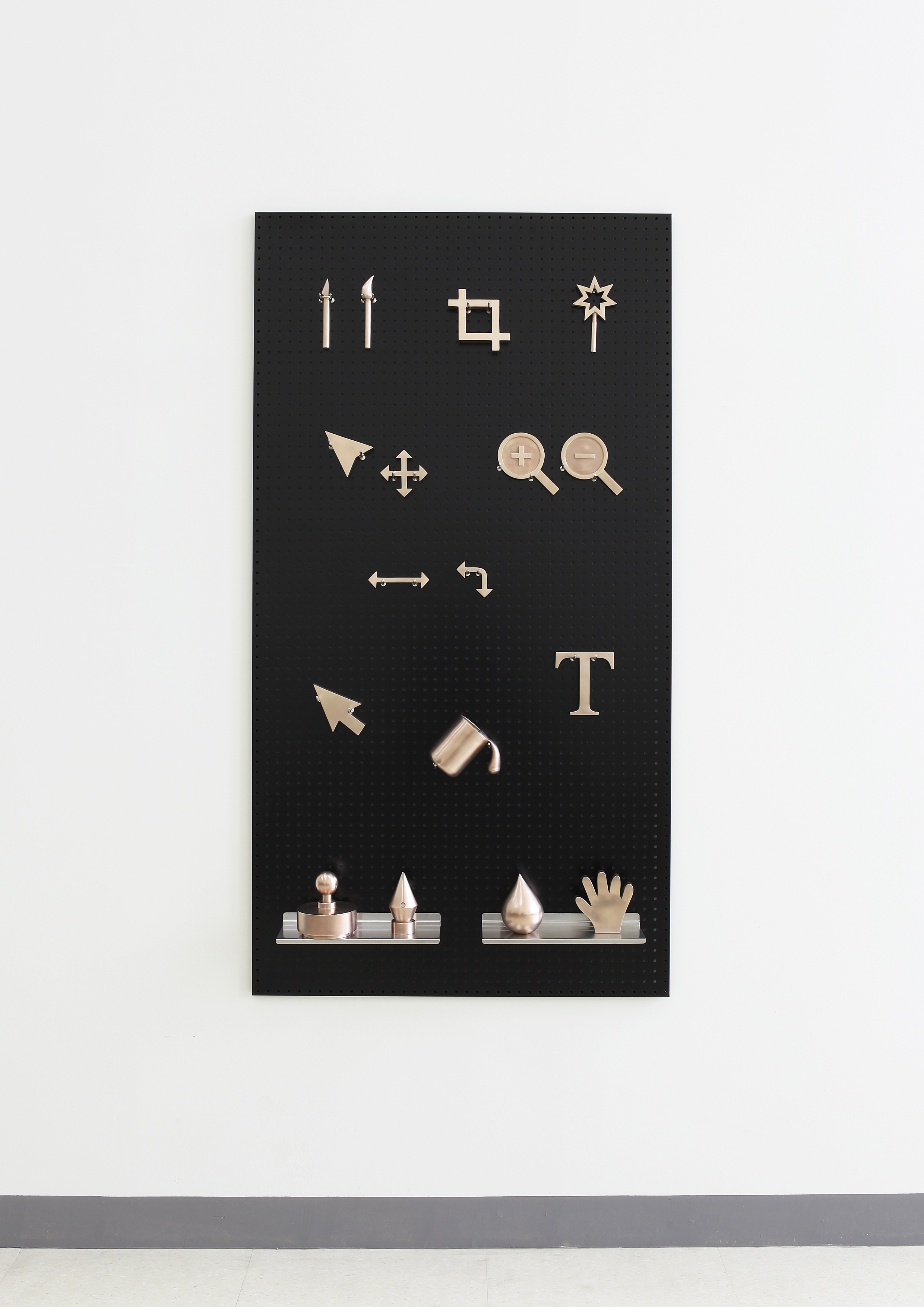 modern tools · 브론즈, 거치대, 고리, 선반 · 80×150cm, ed.1/5(+AP) · 2023 · modern tools · 장입규 · Jang Ipkyu · ⓒ 2023. Ipkyu Jang (이미지 제공 = space xx) · ⓒ 2023. Ipkyu Jang (Image Source = space xx)