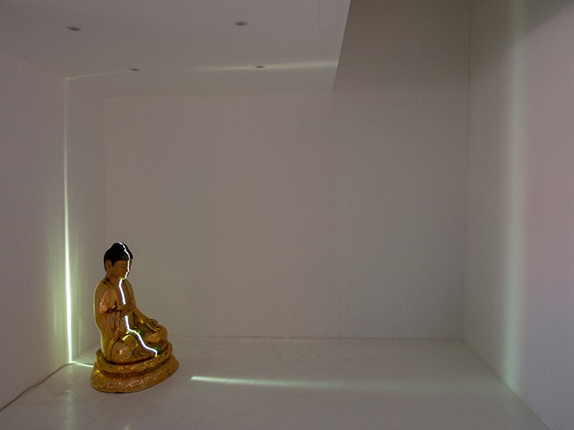2021-11(빛, 불상) · polyester, light · 80x60x100cm · 2021 · 김영진 · Kim Youngjin · (이미지 출처 = 대구미술관) · (Source = Daegu Art Museum)