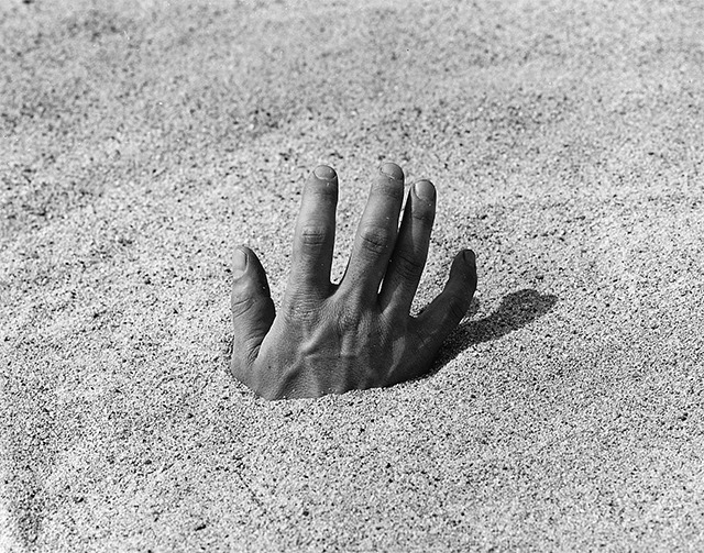 1987-8-2(모래사장) · photograph · 80x60cm · 1987 · 김영진 · Kim Youngjin · (이미지 출처 = 대구미술관) · (Source = Daegu Art Museum)