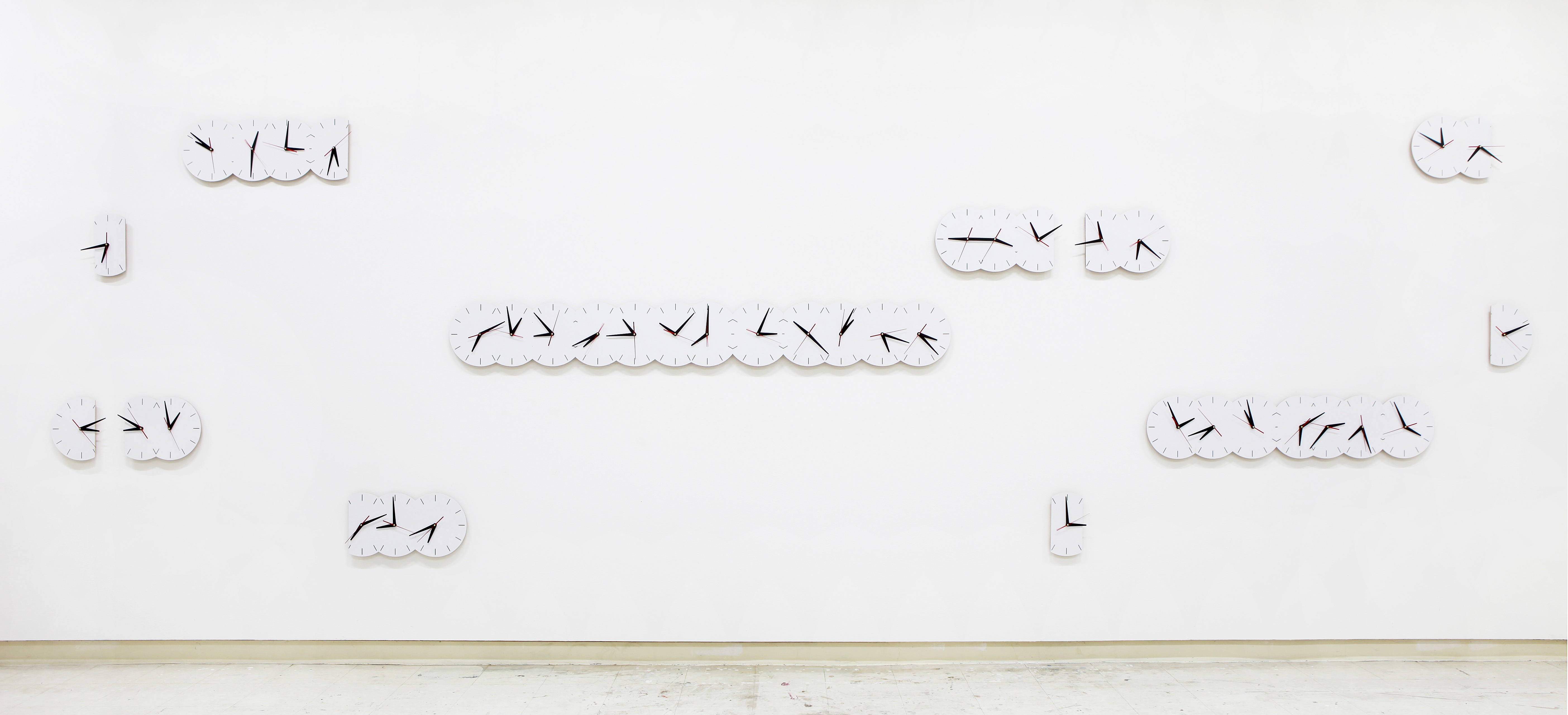 timeline(clock) · 디지털 프린트, MDF, 시계부품 · 가변설치 · 2021 · timeline(clock) · 장입규 · Jang Ipkyu · ⓒ 2023. Ipkyu Jang (이미지 제공 = space xx) · ⓒ 2023. Ipkyu Jang (Image Source = space xx)