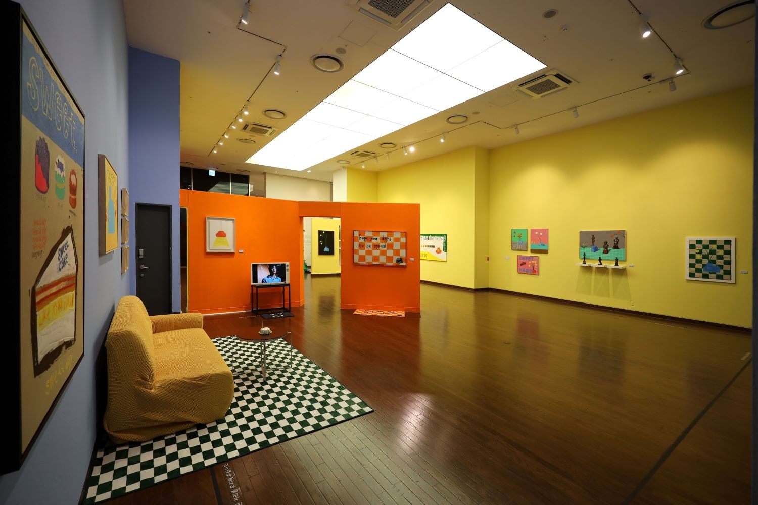 전시전경 · Exhibition view · (이미지 출처 = 롯데갤러리) · (Source = Lotte Gallery)