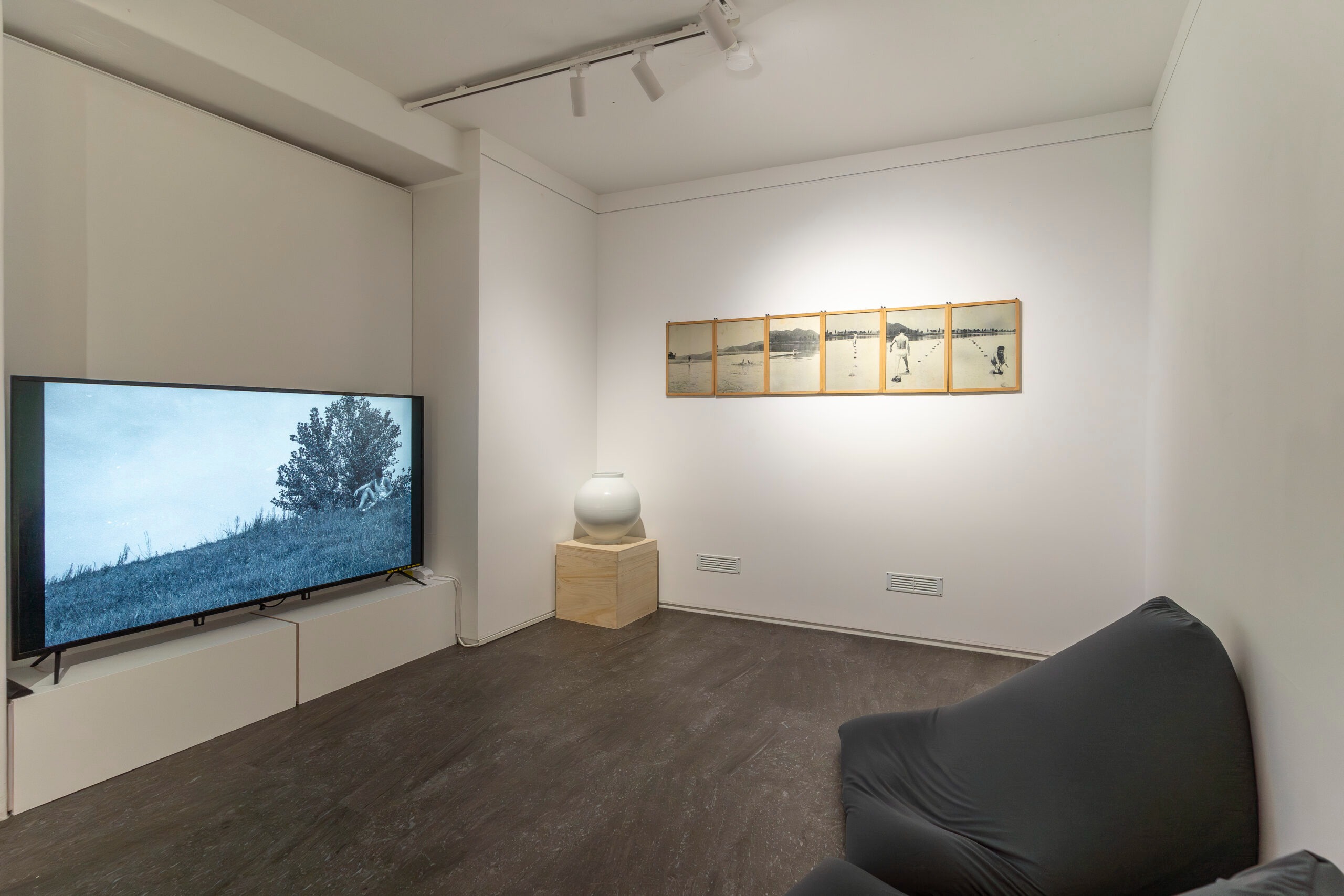 전시전경 · Exhibition view · (이미지 출처 = 아트스페이스 라프) · (Source = Art Space Laf)