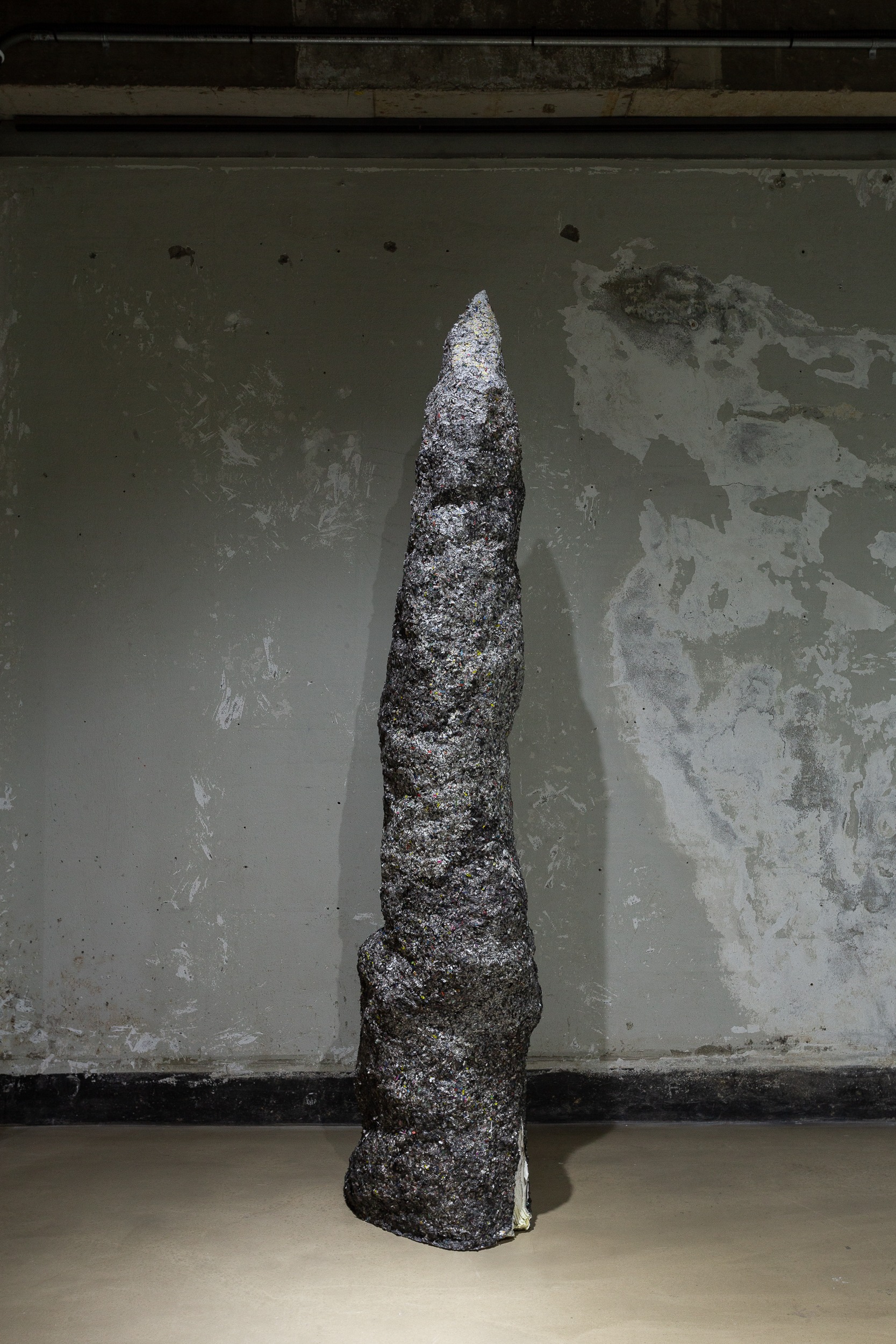 촛대 01 · 종이 · 약196×40×36cm · 2023 · 이은지 · Leeeunji · (이미지 출처 = 예술의시간) · (Image Source = art center art moment)