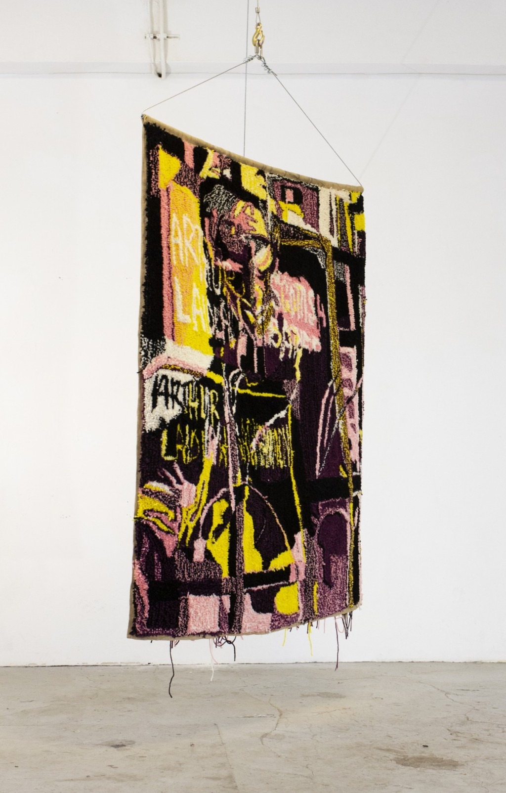 Adalbertstraße 9 · wool, hessian, and latex glue installed with cable, wire clamps, pulley, carabiner, and manual winch · 170 x 130 cm (dimensions variable) · 2023 · Adalbertstraße 9 · wool, hessian, and latex glue installed with cable, wire clamps, pulley, carabiner, and manual winch · Arthur Laidlaw · Arthur Laidlaw · (이미지 출처 = 에프레미디스) · (Source = efremidis)
