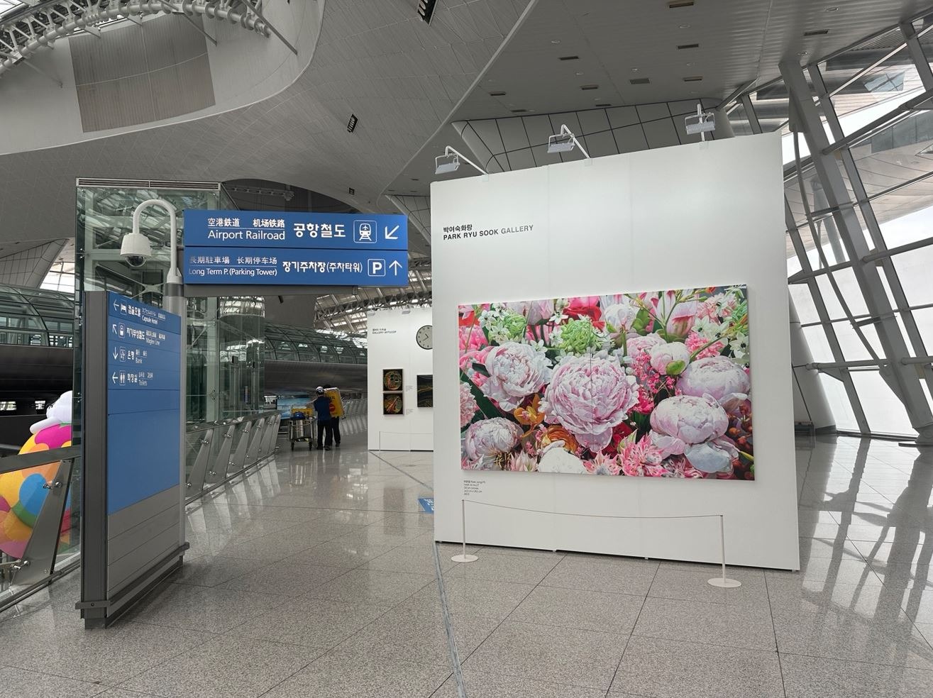 전시전경 · Exhibition view · (이미지 출처 = 인천국제공항문화예술공연) · (Image Source = Incheon International Airport Culture and Arts Performance)