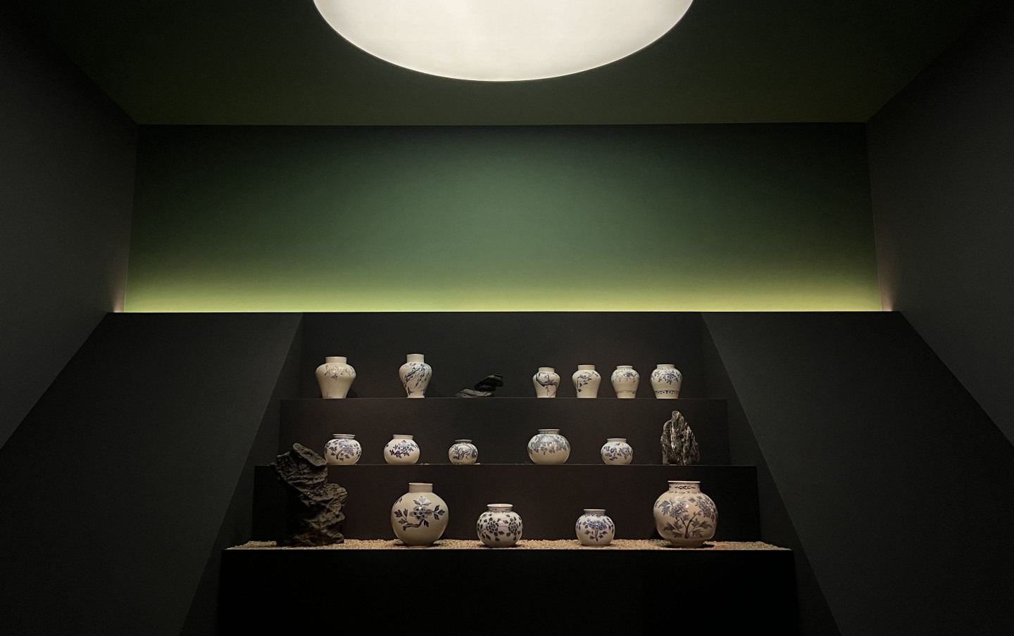 제 1 전시실 속 화계 · (이미지 출처 = 호림미술관 신사분관) · (Source = HORIM Museum Sinsa)