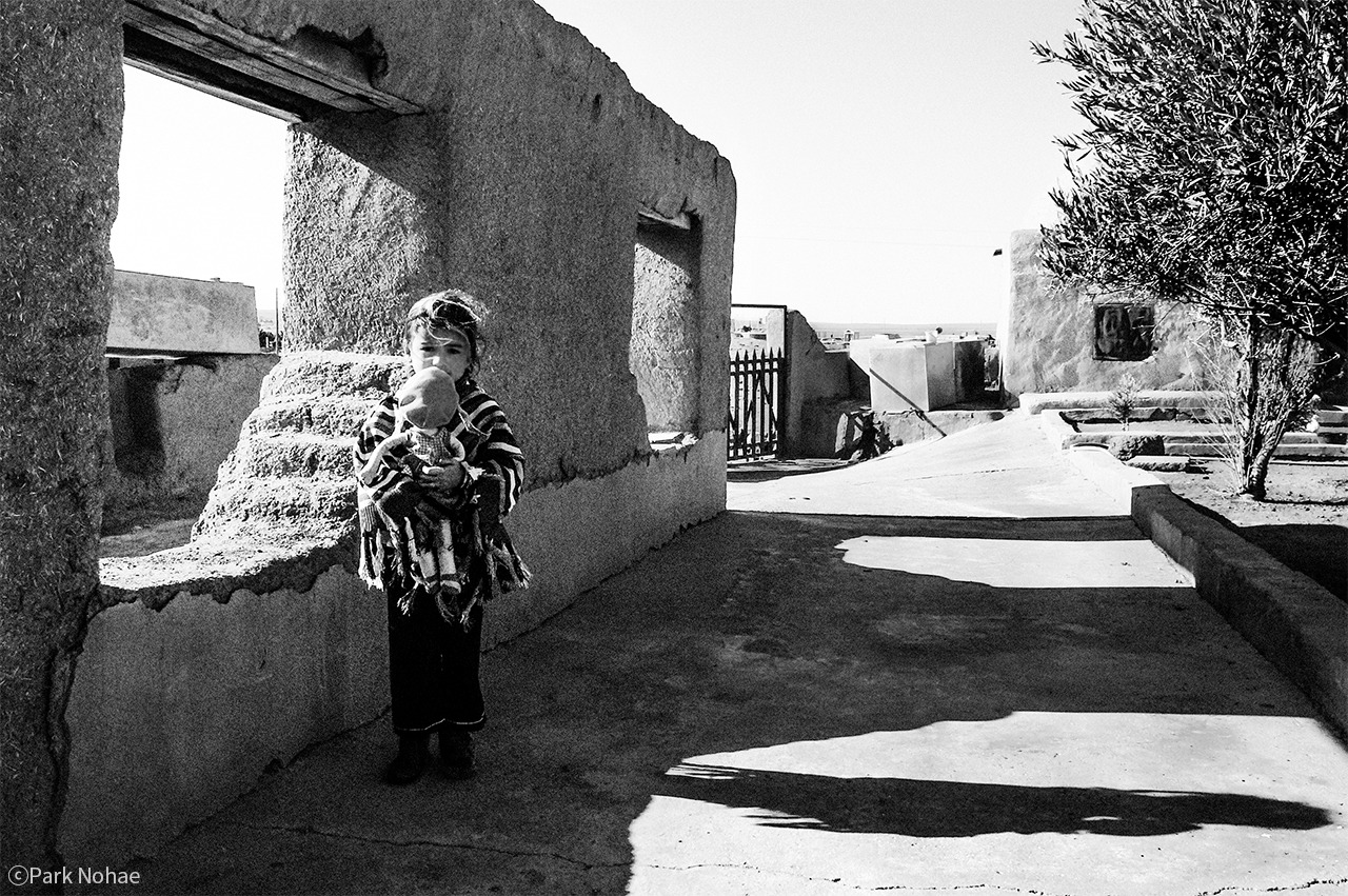 나무와 함께 자란 소녀 · Tell Beydar, Syria, 2008 · 박노해 · Park Nohae · (이미지 제공 = 라 카페 갤러리) · (Source =  Ra cafe Gallery)