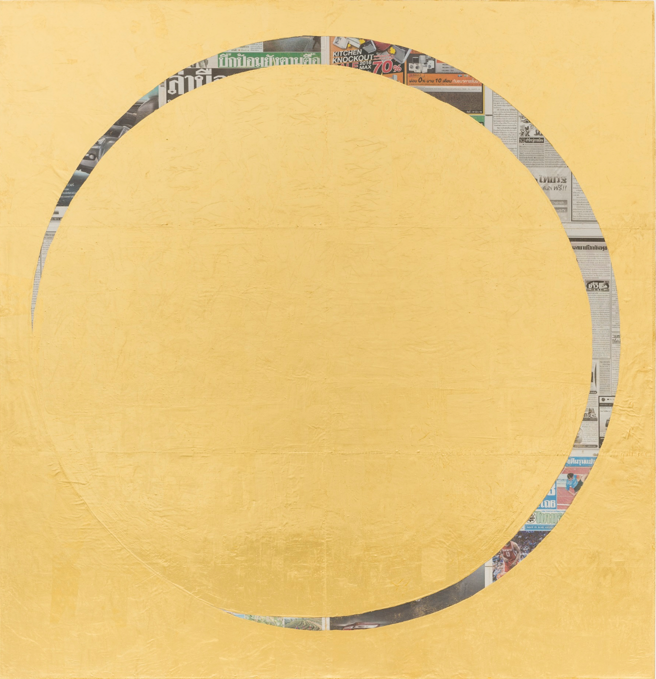 Untitled 2017(eclipse of the soul) (Thai Rath, Friday, March 25, 2016) · Gold leaf and newspaper on linen · 165.5x143.5x5cm · 2017 · Untitled 2017(eclipse of the soul) (Thai Rath, Friday, March 25, 2016) · Gold leaf and newspaper on linen · 리크리트 티라바니자 · Rikrit Tiravanija · (출처 = 신세계갤러리) · (Source = Shinegae Gallery)