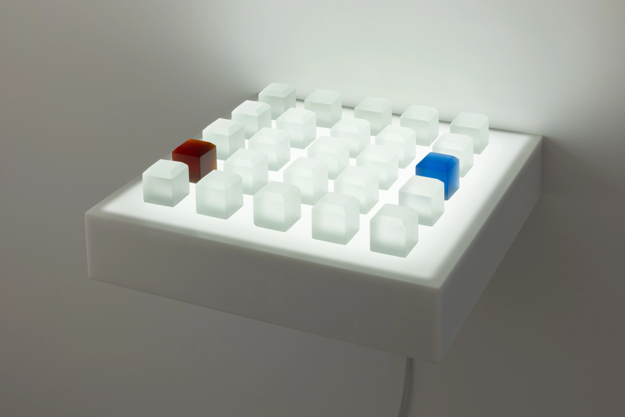 Abacus Tablet: Parliament · Corian, 25 glass cubes, aluminum, light, electronics · 12 x 41.5 x 41.5 cm · 2023 · Abacus Tablet: Parliament · Corian, 25 glass cubes, aluminum, light, electronics · 안젤라 블록 · Angela Bullock · (출처 = 에스더쉬퍼) · (Source = Esther Schipper)