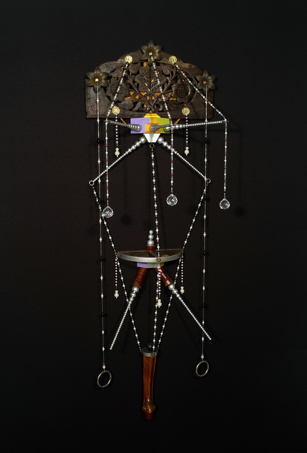 Skin Layer · 수집된 오브제, 나무에 채색, 구슬, 금속 링 · 43x138x30(d) cm · 2023 · Skin Layer · collected objects, coloring on wood, beads, metal rings · 민성홍 · Min Sung Hong · (출처 = 갤러리 분도) · (Source = Gallery Bundo)