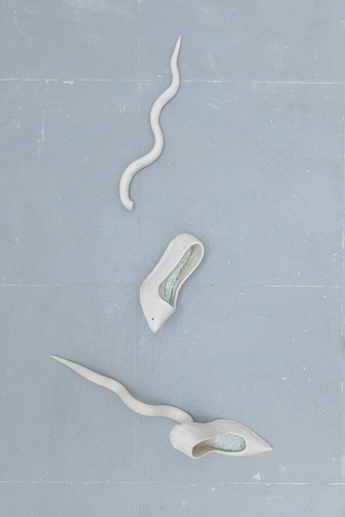 Alexa’s shoes · clay, glass · 51x8x15cm,15x8x13cm,30x2x8cm · 2023 · 원정인