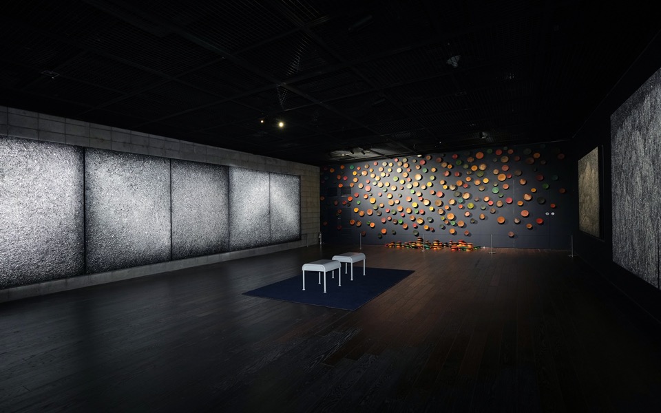 전시전경 · Exhibition view · (출처 = 포스코미술관) · (Source = Posco Art Museum)