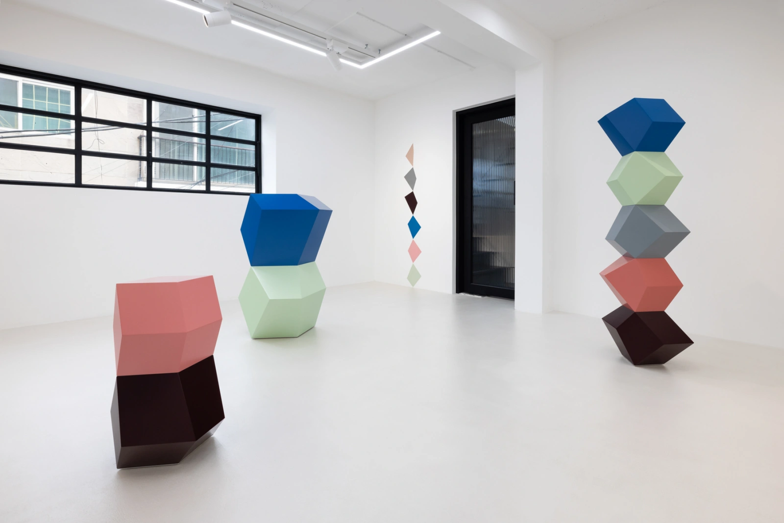 전시전경 · Exhibition view · (출처 = 에스더쉬퍼) · (Source = Esther Schipper)