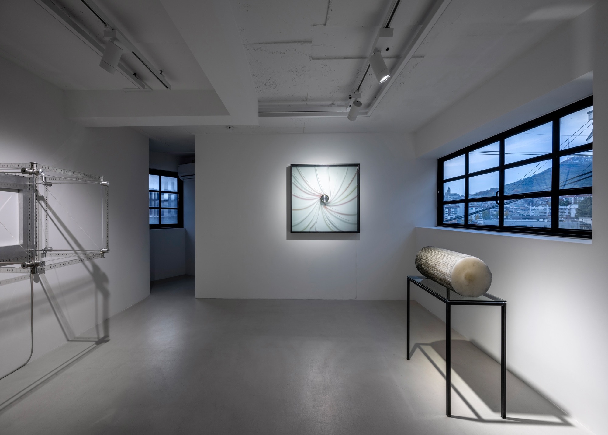 전시전경 · Exhibition view · (출처 = 에스더쉬퍼, © the artist / VG Bild-Kunst, Bonn 2023. Photo © Hyun Jun Lee) · (Source = Esther Schipper, © the artist / VG Bild-Kunst, Bonn 2023. Photo © Hyun Jun Lee)