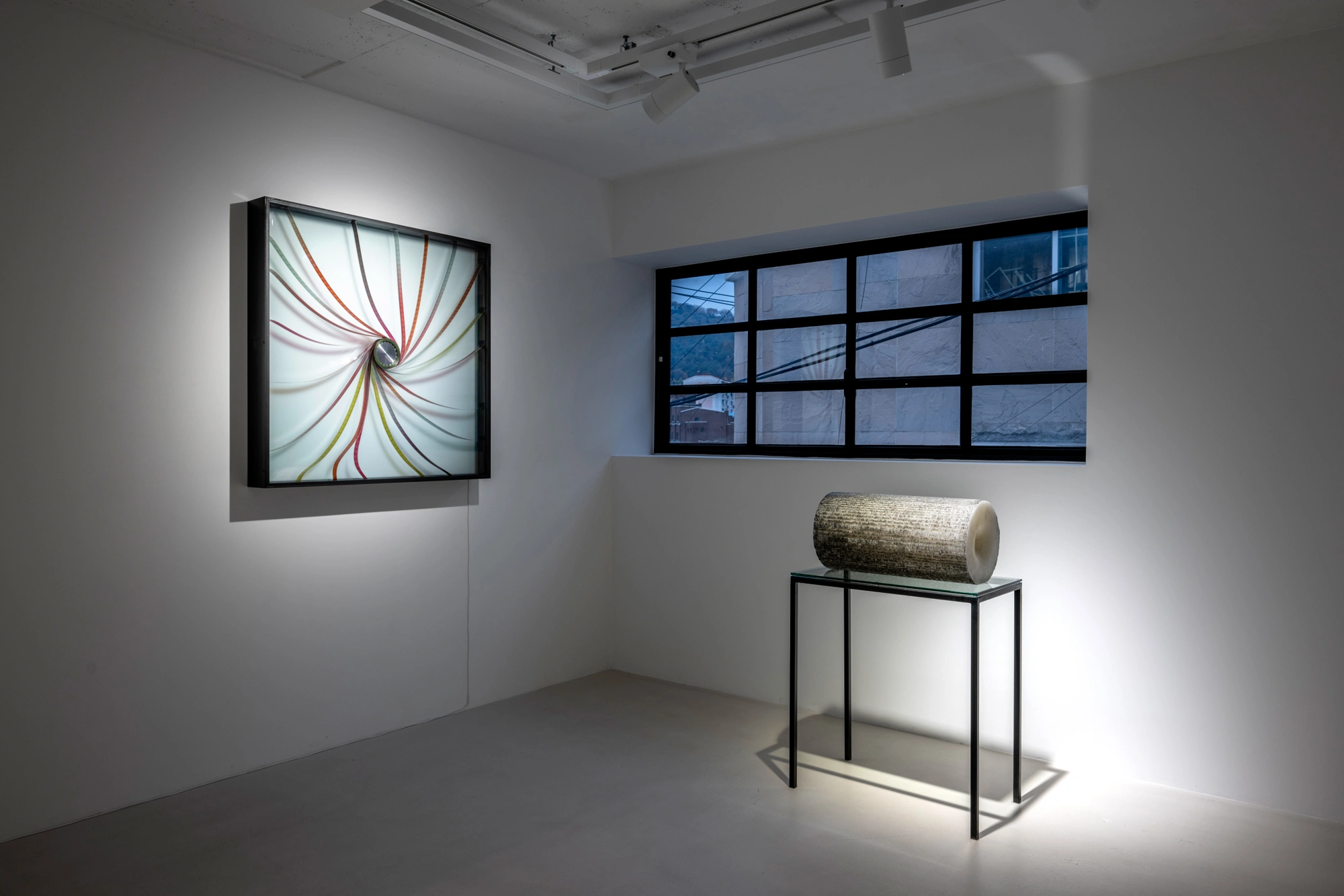 전시전경 · Exhibition view · (출처 = 에스더쉬퍼, © the artist / VG Bild-Kunst, Bonn 2023. Photo © Hyun Jun Lee) · (Source = Esther Schipper, © the artist / VG Bild-Kunst, Bonn 2023. Photo © Hyun Jun Lee)
