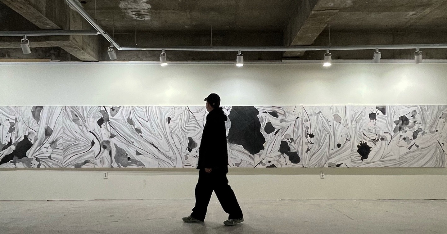 수평선 · 판넬에 먹과 연필 · 1168x91.0cm · 2023 · 박은지 · Eunji Park · (이미지 제공 = 박은지 작가님) · (Image Source = Eunji Park)