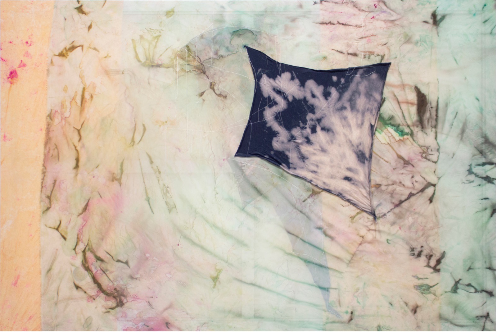 고요함의 경계 · 잉크, 아크릴, 탈색된 면, 쉬폰, 레이온, 실크사 · 130 X 190cm · 2022 · 신현정 · Hyunjung Shin · (출처 = 갤러리 조선) · (Source = Gallery Chosun)