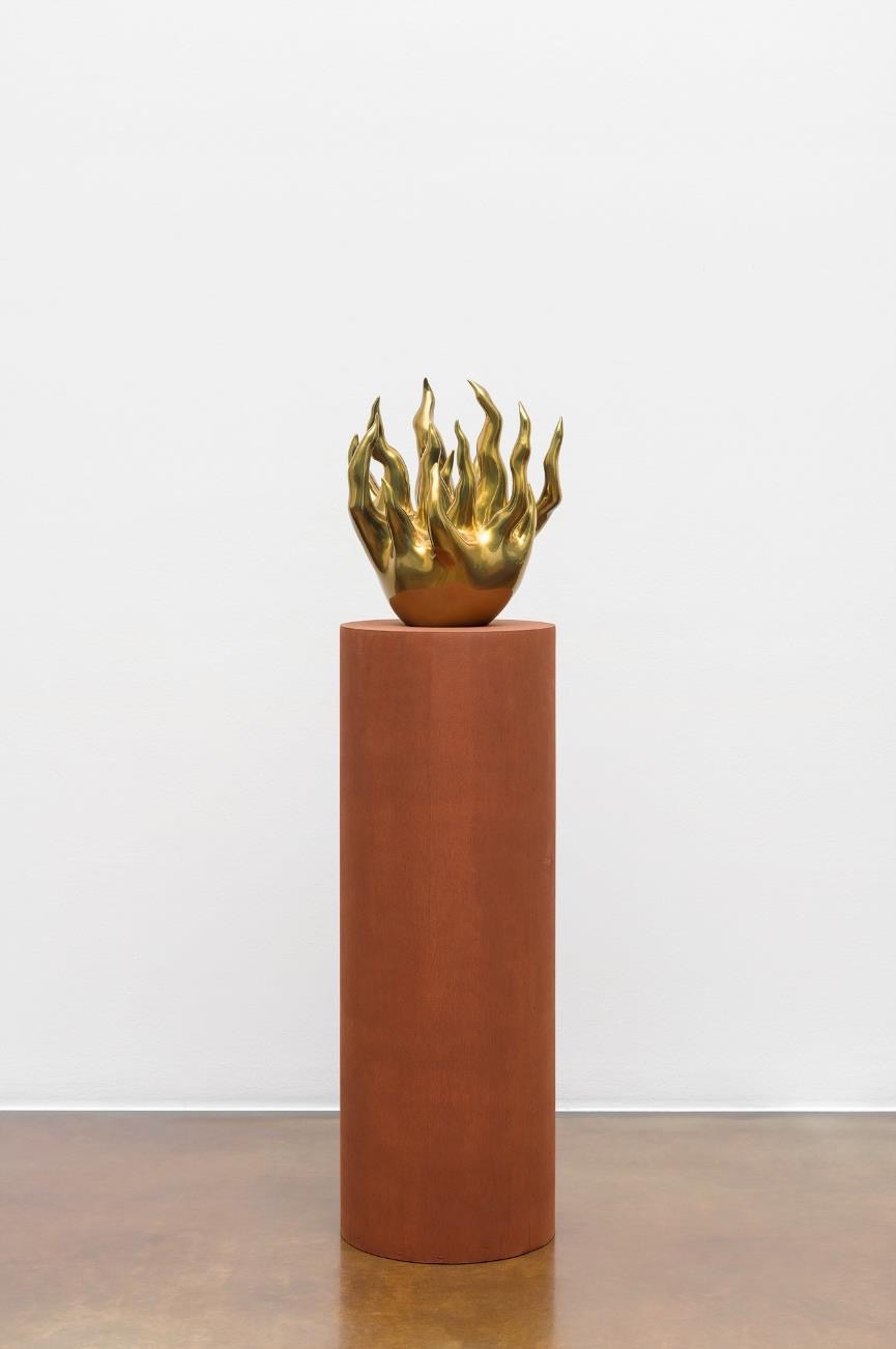 불같은 추상성 (혁명) · Bronze and chrome paint · 42(h)x33x38 cm 좌대: 37⌀ x 105(h) cm · 2024 · Fiery Abstraction (revolution) · Bronze and chrome paint · 김홍석 · Gimhongsok · Courtesy of the artist and Kukje Gallery, 사진: 안천호, 이미지 제공: 국제갤러리 · Courtesy of the artist and Kukje Gallery, Photo: Chunho An, Image provided by Kukje Gallery