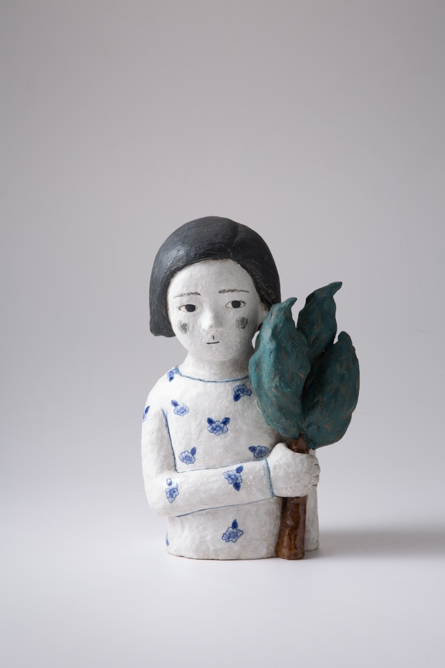 향나무를 든 소녀 · ceramics · 20 x 13 × 28cm · 2019 · ceramics · 최미정 · (이미지 출처 = 갤러리자유) · (Image Source = galleryjayu)