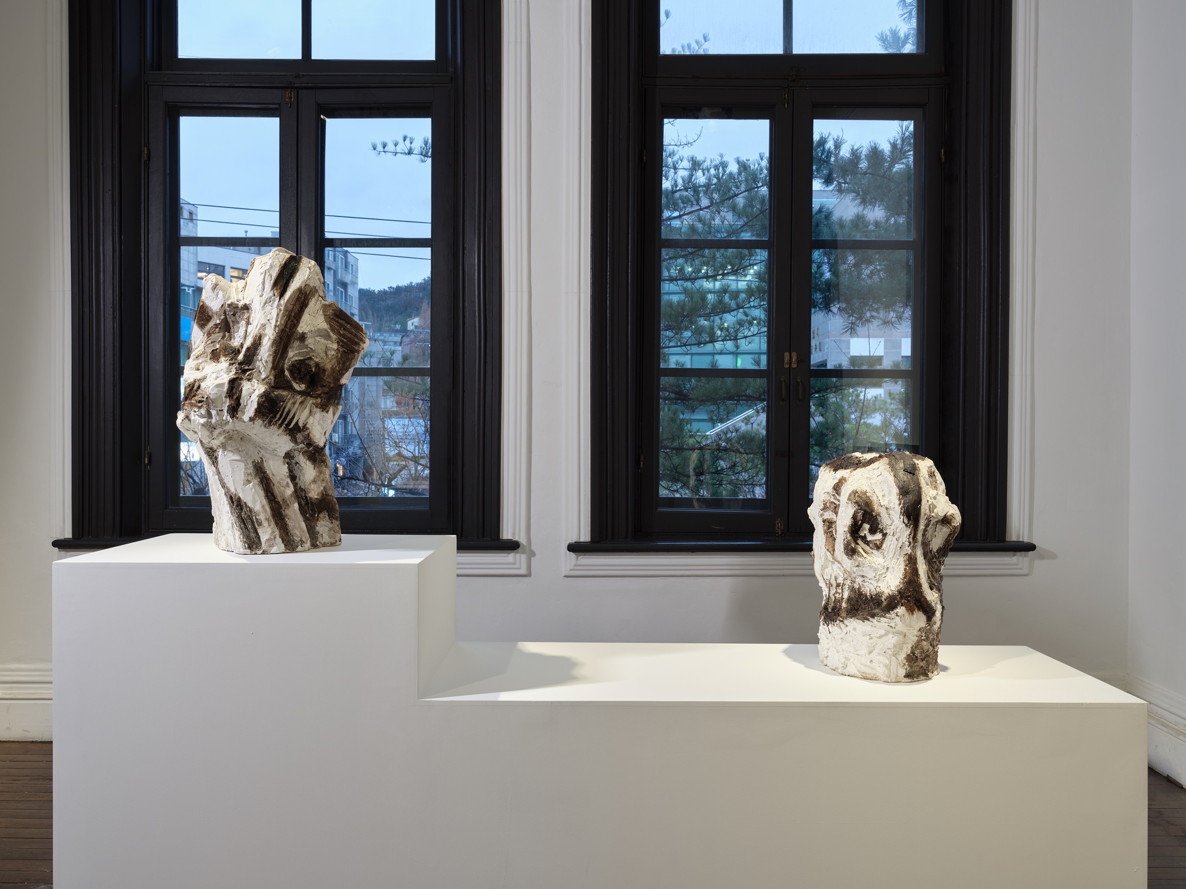 전시전경 · Exhibition view · (출처 = 서울시립미술관) · (Source = Seoul Museum of Art)