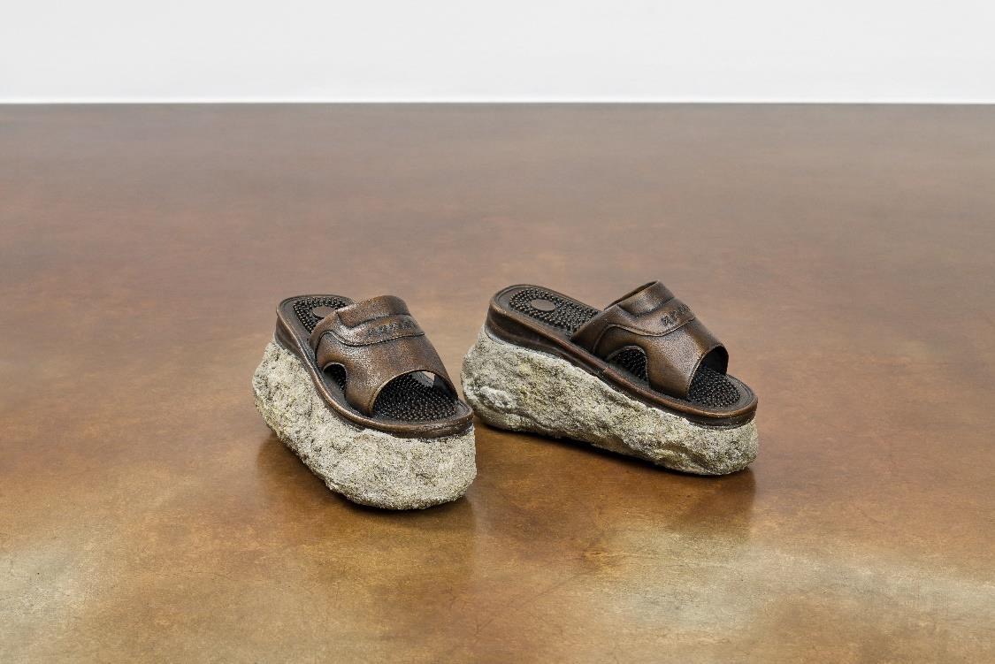 하이힐 한 켤래 · Bronze, cement · 30x31x17 cm · 2012 · A Pair of High Heels · Bronze, cement · 김홍석 · Gimhonsok · Courtesy of the artist and Kukje Gallery, 사진: 안천호, 이미지 제공: 국제갤러리 · Courtesy of the artist and Kukje Gallery, Photo: Chunho An, Image provided by Kukje Gallery