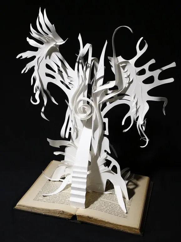 아프락사스 · paper craft with old book · 36x48x30cm · 2013 · abraxas · paper craft with old book · 장형순 · Jang Hyeong Sun · (이미지 출처 = H아트브릿지) · (Image Source = H.art bridge)