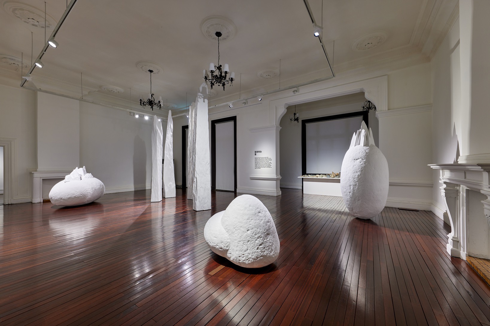전시전경 · Exhibition view · (출처 = 서울시립미술관) · (Source = Seoul Museum of Art)